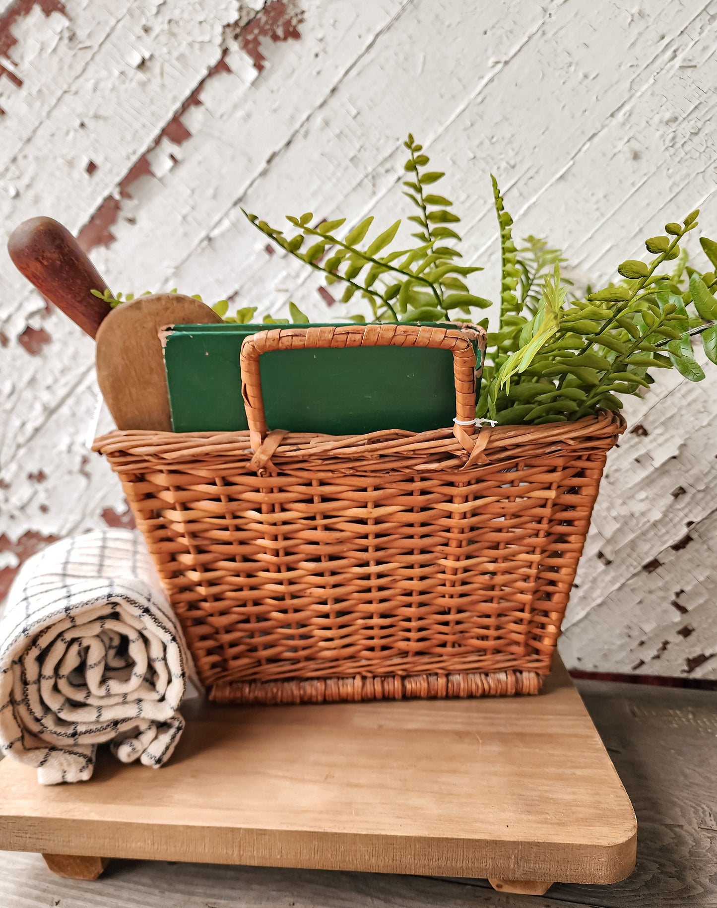 Short Basket With Handle
