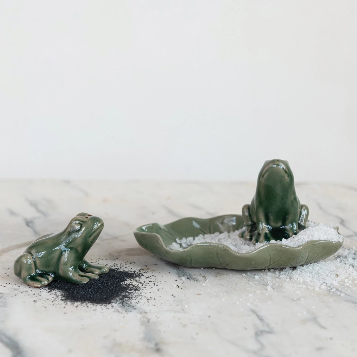 Frog Salt & Pepper Shakers with Tray, Set of 3