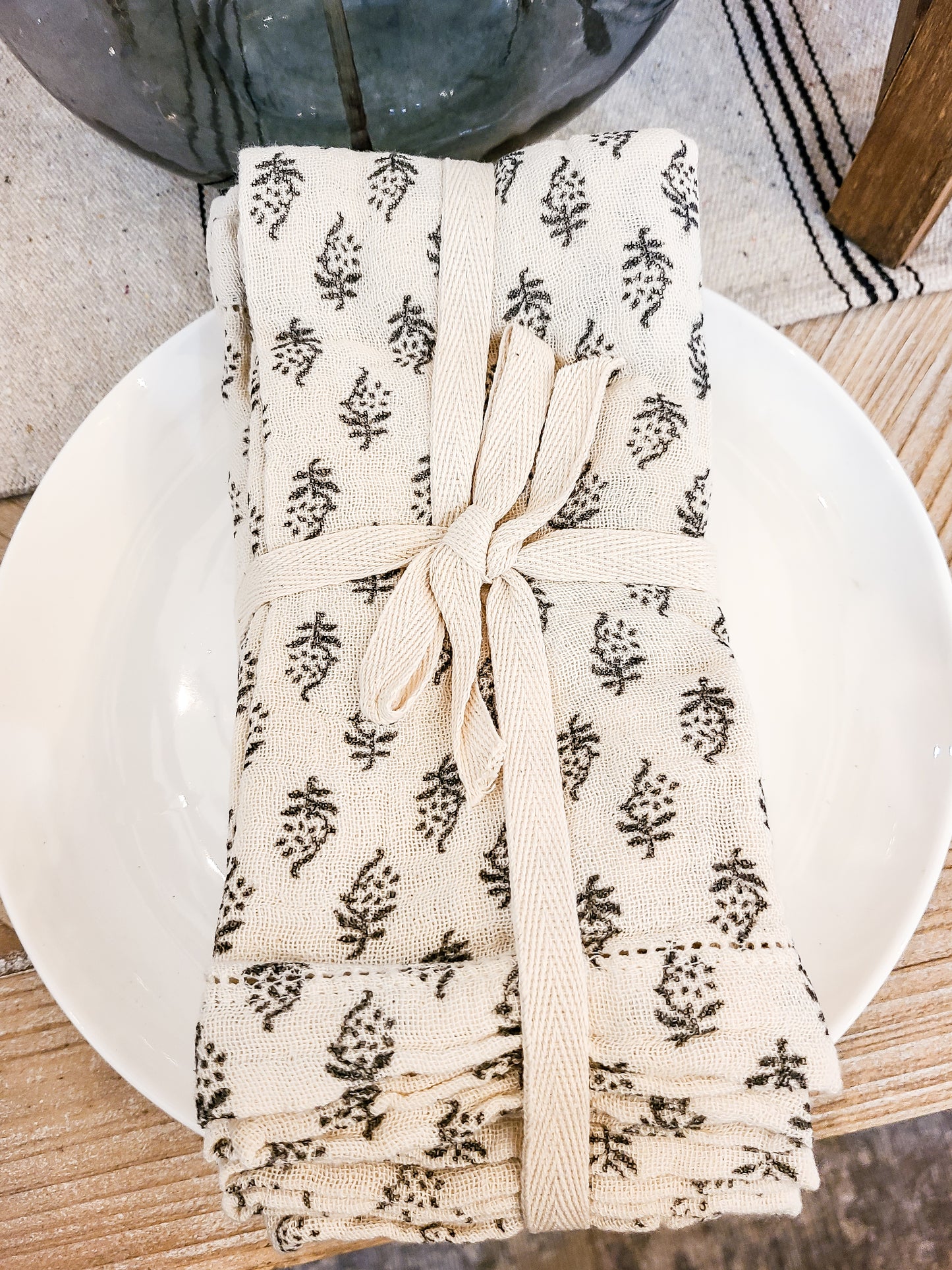 Napkins with Printed Floral Pattern